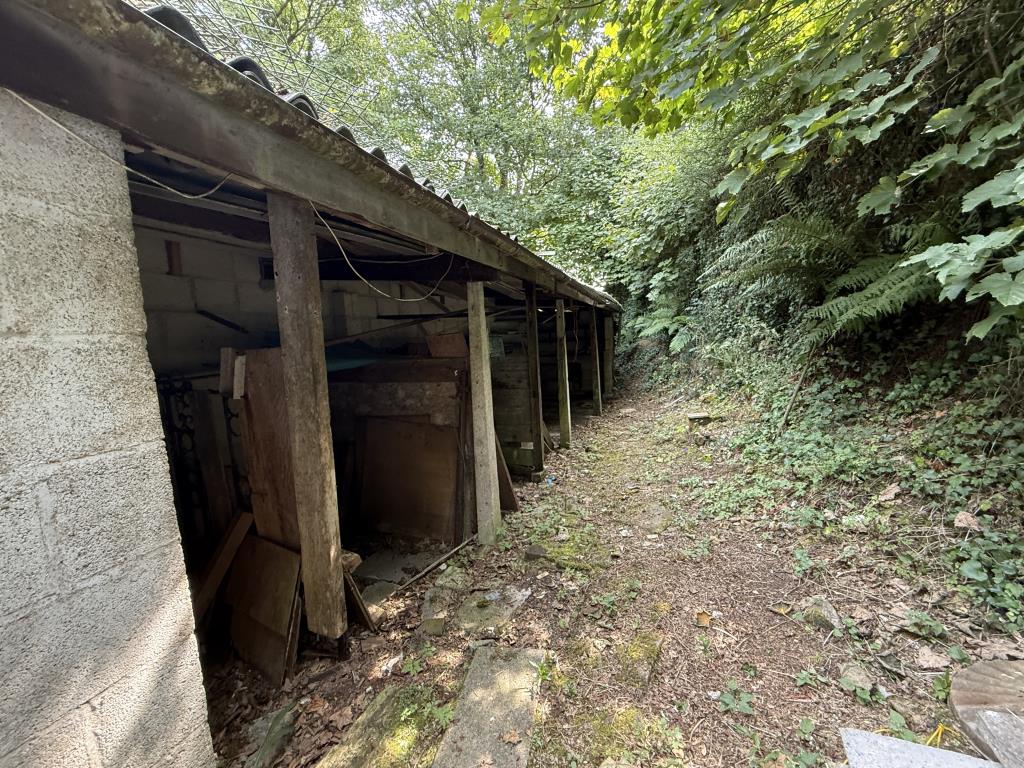 Lot: 126 - THREE-BEDROOM COTTAGE SET IN JUST UNDER AN ACRE - Garden storage